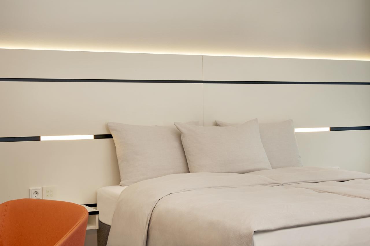 Hyperion Hotel Hamburg Exterior photo The linear pendant light